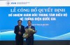 Ông Dương Quang Thành - Chủ tịch HĐTV EVN tặng hoa chúc mừng ông Nguyễn Đức Ninh (bên phải)