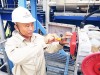 Hình ảnh anh Dương Quốc Vinh đang thao tác điều chỉnh motor valve S1 tại Nhà máy Nhiệt điện Ô Môn I.
