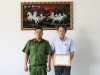 Đồng chí Thượng tá Đặng Quốc Quang Phó trưởng phòng Cảnh Sát PCCC trao chứng nhận cho lãnh đạo Công ty.