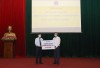 Tổng giám đốc EVN Trần Đình Nhân (ảnh phải) trao số tiền ủng hộ Quỹ vắc-xin phòng chống COVID-19 cho Bộ trưởng Bộ Y tế