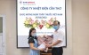 Cán bộ y tế nhận hoa và lời chúc mừng từ Ban lãnh đạo Công ty.