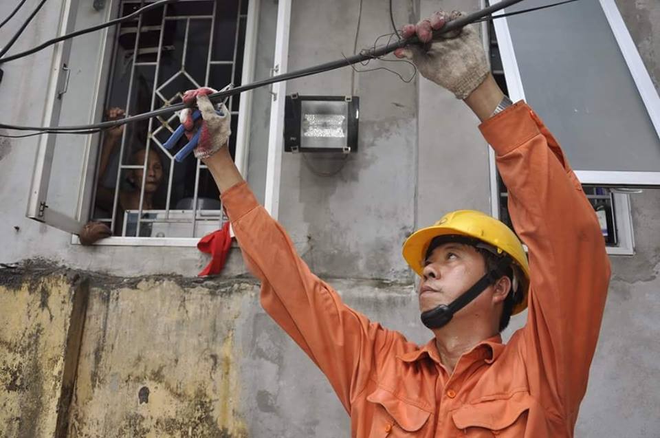 Công nhân ngành điện nỗ lực đảm bảo điện cho người dân trong những ngày nắng nóng. Ảnh: VGP/Phan Trang
