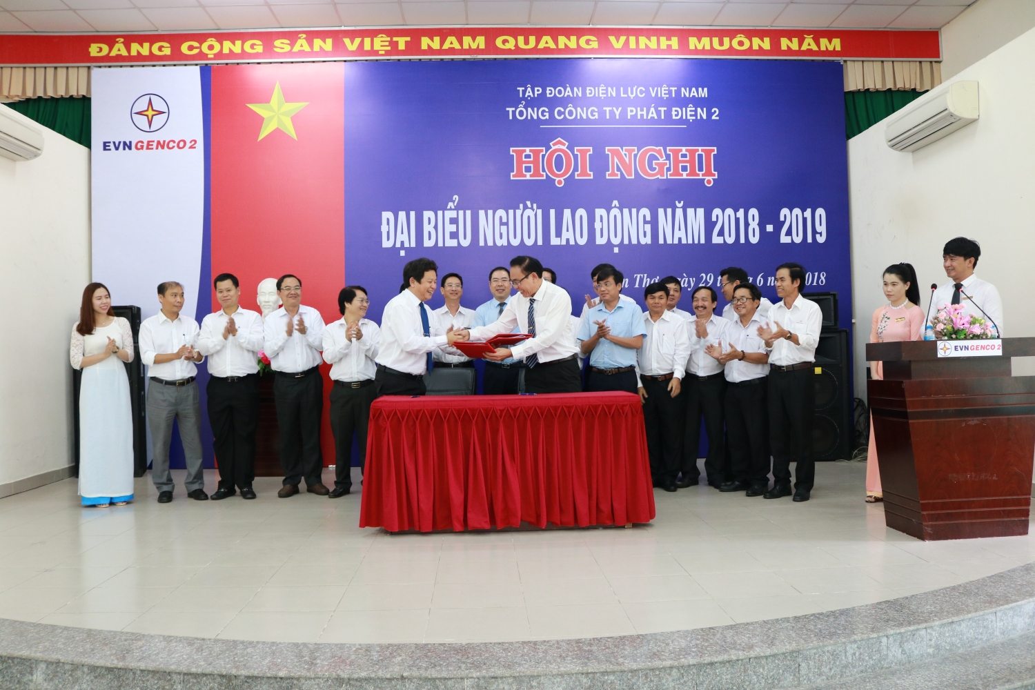 Ông Trương Hoàng Vũ Tổng giám đốc EVNGENCO 2 (bên trái) và Ông Nguyễn Duy Lăng – Phó Tổng giám đốc, Chủ tịch Công đoàn ký kết Thỏa ước lao động tập thể.