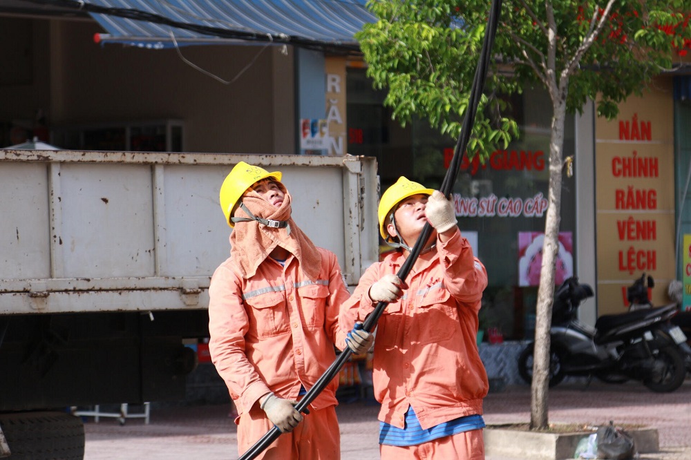 Thợ điện Nam Định căng mình mùa nắng nóng.