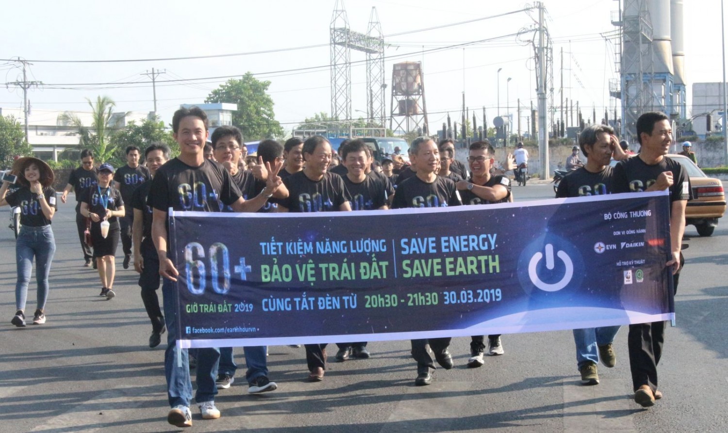 Đại diện lãnh đạo Tổng Công ty Phát điện 2, Công ty Nhiệt điện Cần Thơ và đông đảo nhân viên tham gia đi bộ tuyên truyền hưởng ứng Giờ trái đất năm 2019