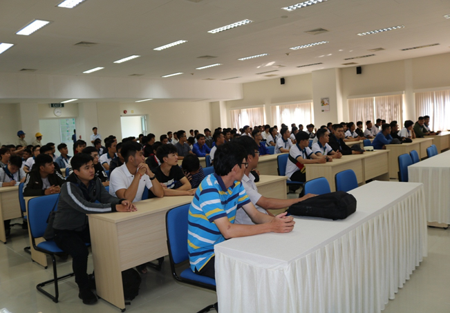 Sinh viên trường Đại học Cần Thơ nghe thuyết trình tại Hội trường