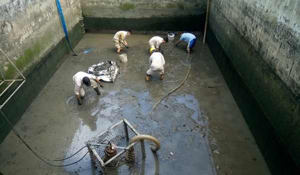 Đoàn thanh niên nạo vét bùn và đường thoát nước tại Cty NĐCT