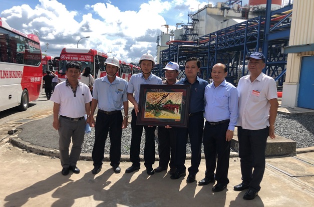 Ban Nội chính Trung ương Đảng tặng tranh lưu niệm cho Công ty Nhiệt điện Cần Thơ