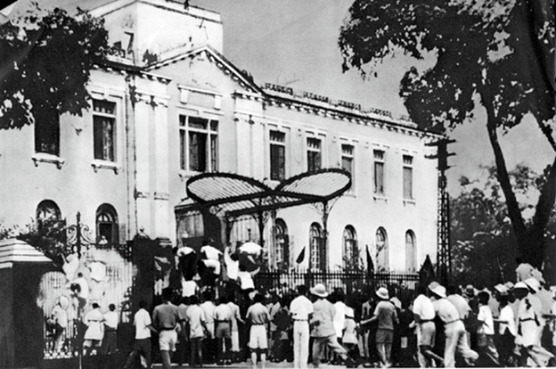 Đoàn người biểu tình ngày 19 tháng 8 năm 1945 trước cửa Phủ Khâm Sai, Hà Nội