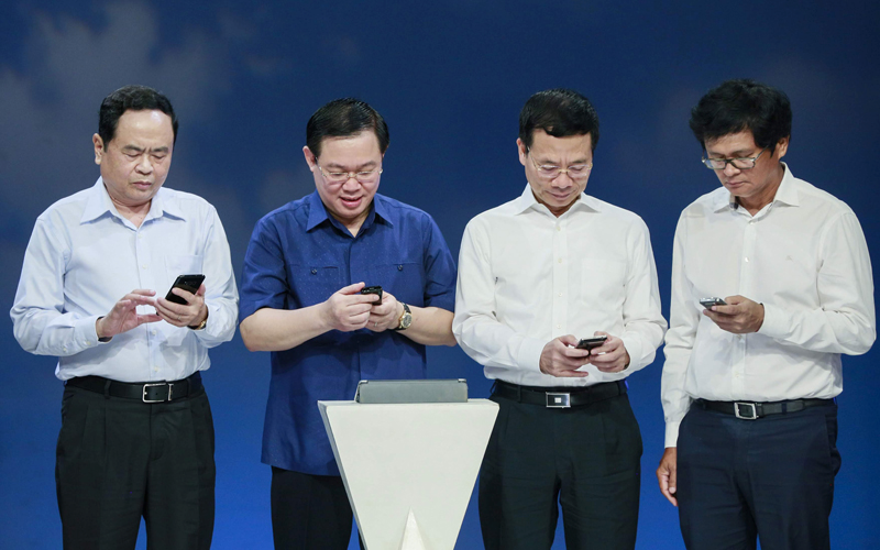 Các đại biểu nhắn tin ủng hộ người nghèo tại lễ phát động - Nguồn ảnh: Báo Nhân Dân