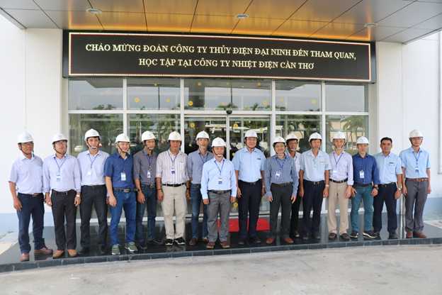 Đoàn Công ty Thủy điện Đại Ninh chụp hình lưu niệm tại Công ty Nhiệt điện Cần Thơ