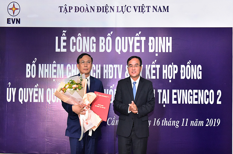 Chủ tịch HĐTV EVN Dương Quang Thành trao Quyết định bổ nhiệm và tặng hoa cho Tân Chủ tịch HĐTV EVNGENCO 2 Ông Trần Phú Thái. Ảnh: Ngọc Yến