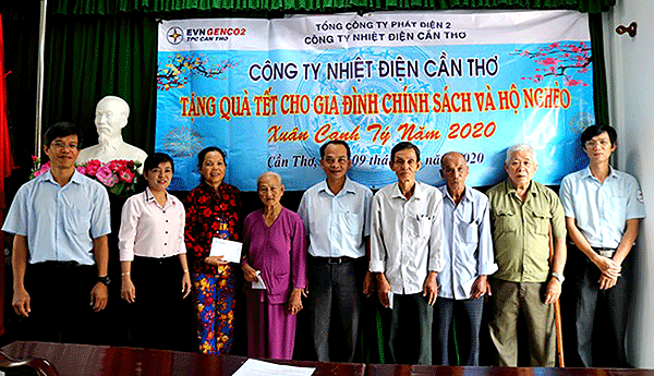 Lãnh đạo Công ty Nhiệt điện Cần Thơ trao quà cho gia đình chính sách trên địa bàn phường Phước Thới, quận Ô Môn.