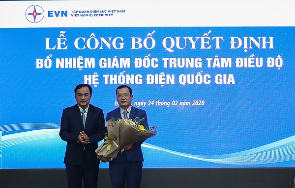 Ông Dương Quang Thành - Chủ tịch HĐTV EVN tặng hoa chúc mừng ông Nguyễn Đức Ninh (bên phải)
