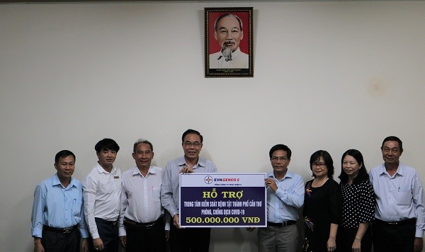 Ông Nguyễn Duy Lăng – Phó Tổng Giám đốc, trao tặng 500 triệu đồng cho Trung tâm Kiểm soát bệnh tật TP. Cần Thơ