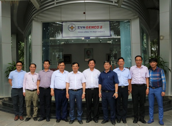 Đoàn công tác do Thứ trưởng Bộ Công Thương Hoàng Quốc Vượng (thứ năm từ trái qua) dẫn đầu chụp ảnh lưu niệm với tập thể Lãnh đạo EVNGENCO 2