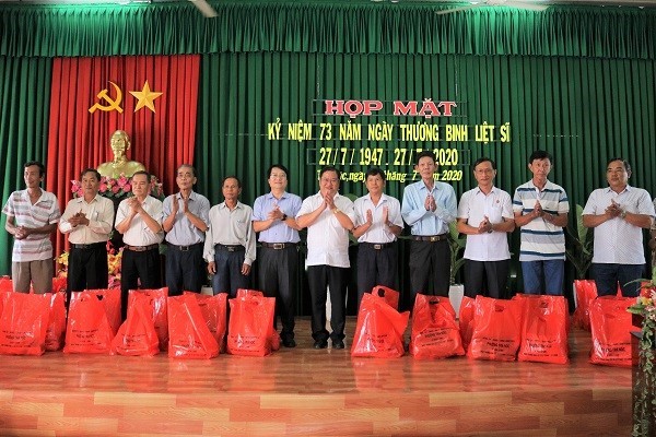Đại diện EVNGENCO 2, Ông Trần Văn Dư – P.TGĐ (đứng thứ 6 từ trái qua) cùng Lãnh đạo quận Bình Thủy trao quà cho các hộ gia đình