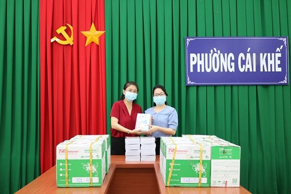 Đại diện EVNGENCO 2, bà Phạm Trần Phương Duyên – P. CVP trao tặng 1200 quyển tập cho học sinh nghèo tại Trường THCS Cái Khế 1,2,3