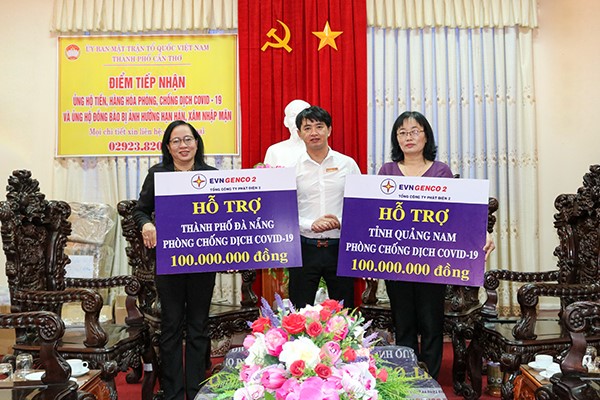 Đại diện EVNGENCO 2, Ông Võ Trà Dũng - CVP trao tặng 100 triệu đồng cho UBMTTQVN TP. Đà Nẵng và 100 triệu đồng UBMTTQVN tỉnh Quảng Nam