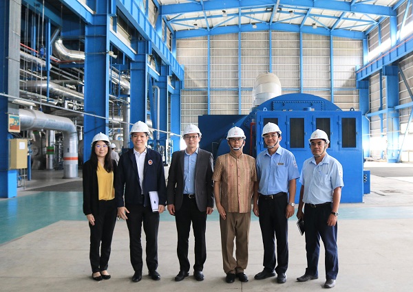 Ông Apirat Sugondhabhirom (thứ 3 từ bên phải) cùng Phái đoàn tại tổ máy S1 và tổ máy S2 - Nhà máy Nhiệt điện Ô Môn I
