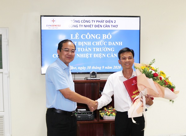 Ông Huỳnh Thanh Phong- Giám đốc Công ty Nhiệt điện Cần Thơ trao Quyết định cho ông Đoàn Thanh Dũng.
