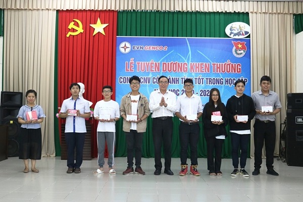 Ông Nguyễn Duy Lăng - Phó Tổng giám đốc -  Chủ tịch Công đoàn TCT PĐ2  trao phần quà cho các em trúng tuyển đại học