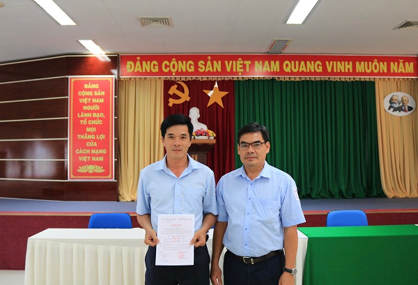 Đồng chí Nguyễn Thanh Quang nhận quyết định kết nạp Đảng viên