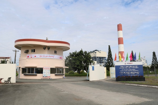 Công ty đã treo băng- rôn tuyên truyền tại cổng nhà máy Nhiệt điện Ô Môn I.