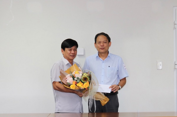Ông Nguyễn Hữu Lộc – Phó Giám đốc tặng hoa và gửi lời tri ân đến ông Nguyễn Văn Hiệp