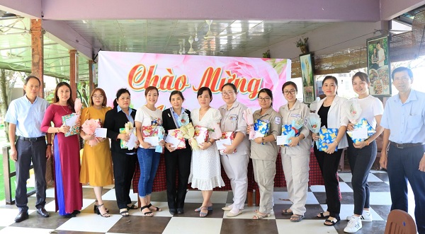 Ông Nguyễn Hữu Lộc – Phó Giám đốc – Chủ tịch công đoàn Công ty trao các phần quà và hoa cho các nữ CBCNV