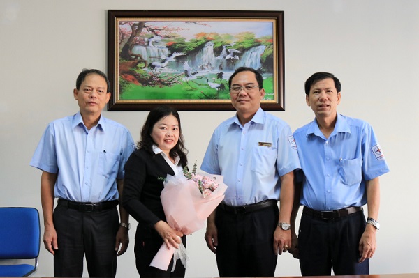 Chị Nhung - cán bộ y tế nhận hoa và lời chúc mừng từ Ban lãnh đạo Công ty