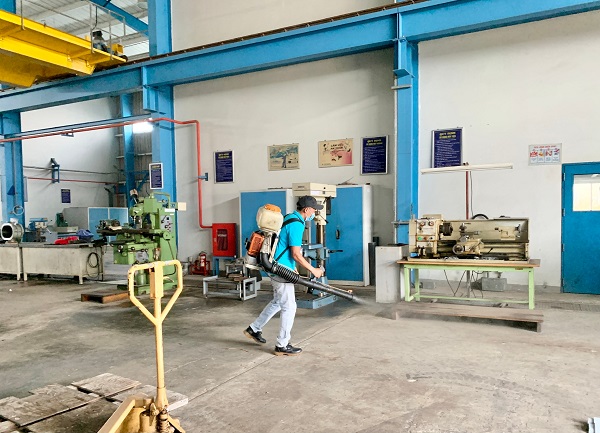 Công ty tiến hành phun thuốc khử khuẩn tại các phân xưởng- Nhà máy Nhiệt điện Ô Môn I