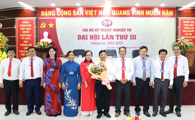 Chi bộ Kỹ thuật Nghiệp vụ Đảng bộ Bộ phận Công ty Nhiệt điện Cần Thơ, nhiệm kỳ 2022 – 2025 chụp hình lưu niệm với các đại biểu tại Đại hội - Ảnh: Kiều Anh
