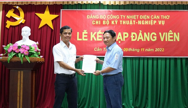 Đồng chí Hồ Phan Quốc Huy - Bí thư Chi bộ KTNV trao Quyết định kết nạp cho đồng chí Nguyễn Tăng Vũ