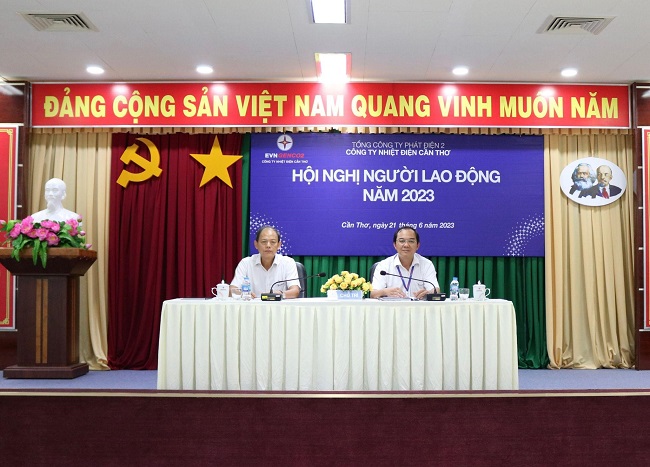 Ông Huỳnh Thanh Phong - Giám đốc (bên phải) và ông Nguyễn Hữu Lộc - Chủ tịch Công đoàn, Phó Giám đốc Công ty đồng chủ trì Hội nghị