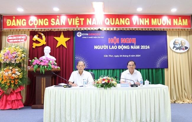 Ông Huỳnh Thanh Phong - Giám đốc (bên phải) và ông Nguyễn Hữu Lộc - Chủ tịch Công đoàn, Phó Giám đốc Công ty đồng chủ trì Hội nghị