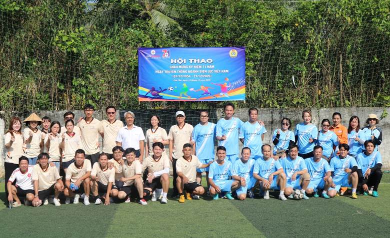 Các đội thi bộ môn bóng đá nam chụp ảnh lưu niệm.