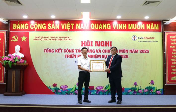 Đ/c Trần Phú Thái – Bí thư Đảng ủy, Chủ tịch HĐQT EVNGENCO2 trao Giấy khen cho Chi bộ Tài chính Kế toán thuộc Đảng bộ Công ty Nhiệt điện Cần Thơ đạt tiêu chuẩn “Hoàn thành xuất sắc nhiệm vụ”