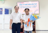 Ông Huỳnh Thanh Phong -Giám đốc tặng hoa và gửi lời tri ân Đồng chí Lê Minh Thống