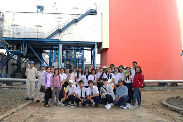 Đoàn trường THPT Bình Thủy chụp hình lưu niệm tại Công ty Nhiệt điện Cần Thơ