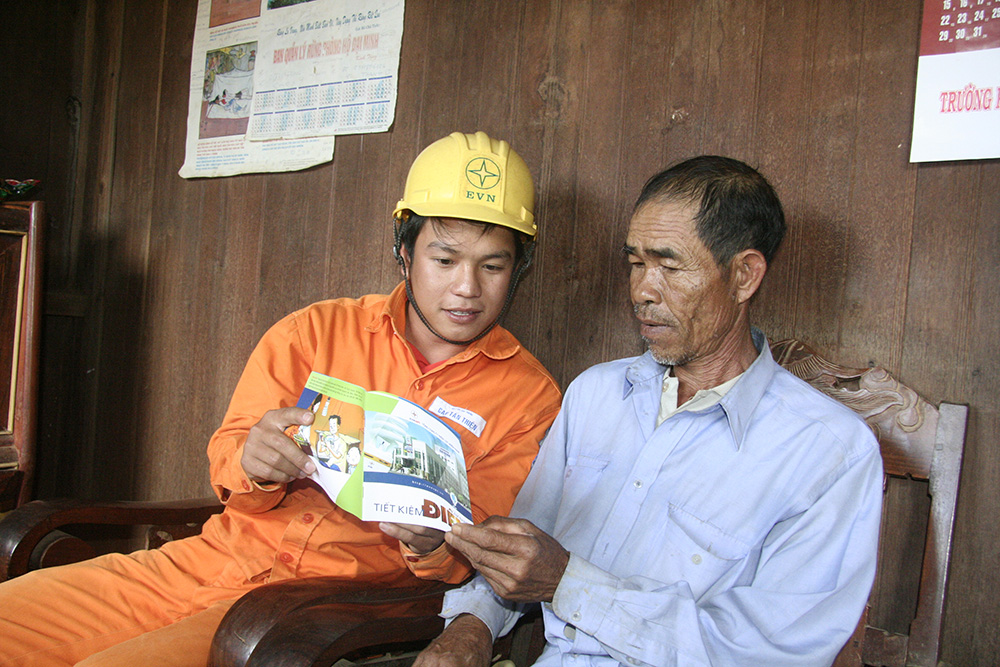 Công nhân Công ty Điện lực Lâm Đồng tuyên truyền tiết kiệm điện.