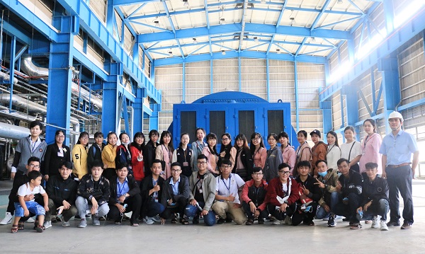 Đoàn sinh viên chụp ảnh lưu niệm tại Tổ máy S1 – Nhiệt điện Ô Môn I
