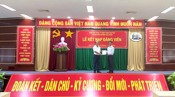 Đồng chí Nguyễn Phước Minh – Bí thư Chi bộ PXVH trao Quyết định kết nạp Đảng cho Đồng chí Bùi Minh Toại.