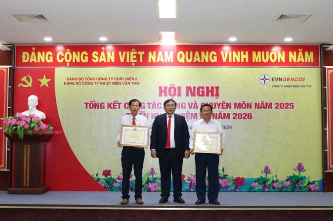 Đ/c Trần Phú Thái trao bằng khen của Tập đoàn Điện lực Việt Nam cho các cá nhân “Đã có thành tích hoàn thành xuất sắc nhiệm vụ trong công tác năm 2025”