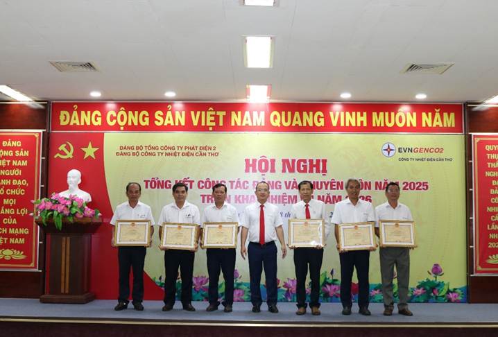  Đ/c Nguyễn Hữu Thịnh- Tổng Giám đốc EVNGENCO2 trao tặng Giấy khen của Tổng công ty Phát điện 2 năm 2025 cho các tập thể