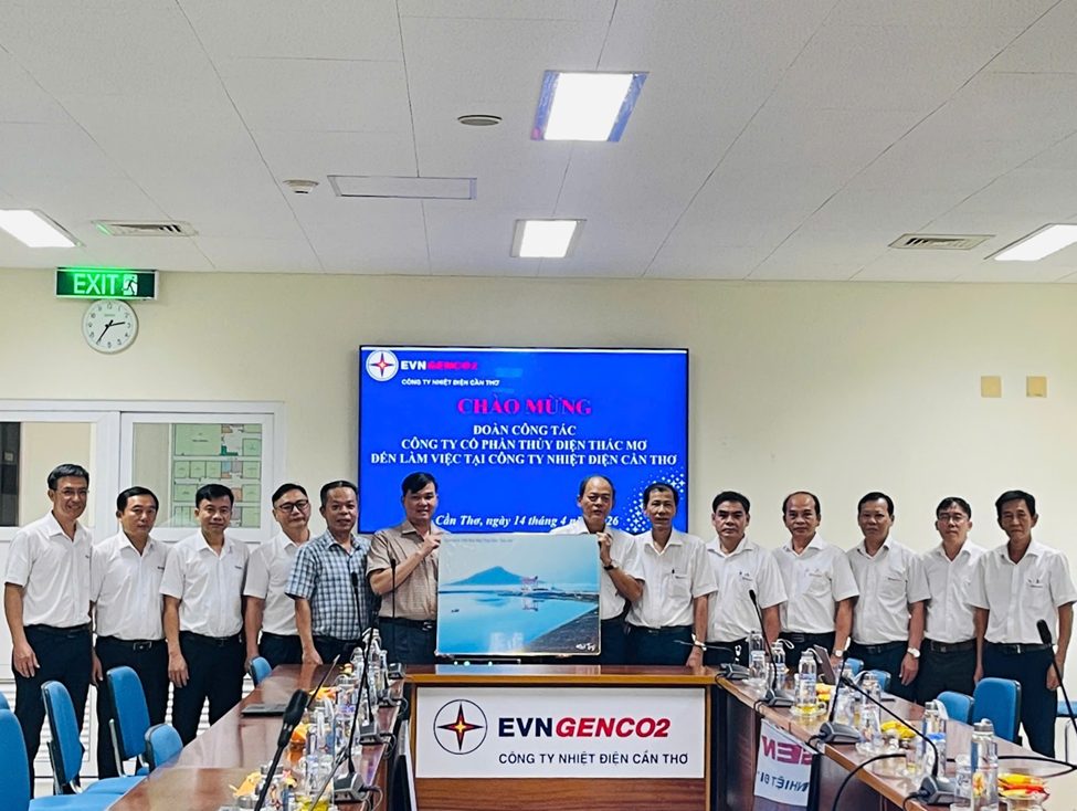 Đoàn công tác chụp ảnh lưu niệm