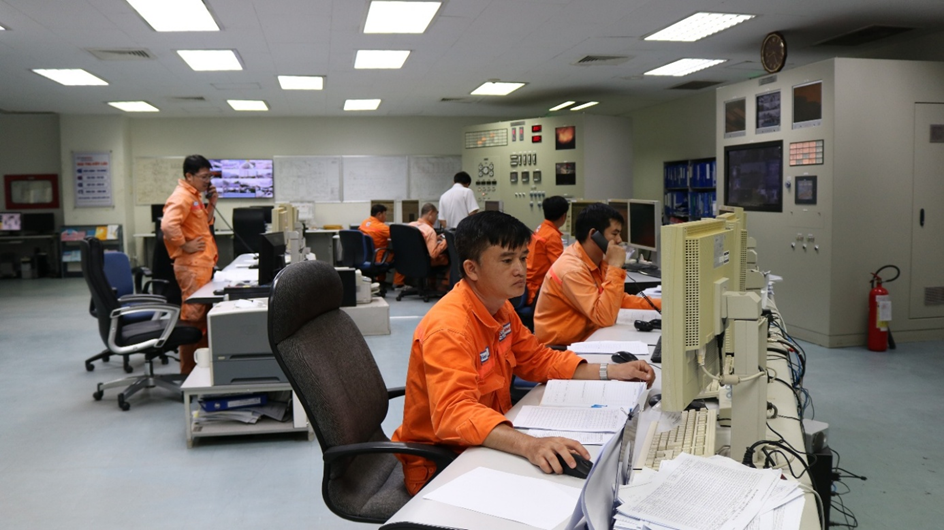 Đội ngũ CBCNV luôn tập trung cao, đảm bảo các tổ máy vận hành an toàn