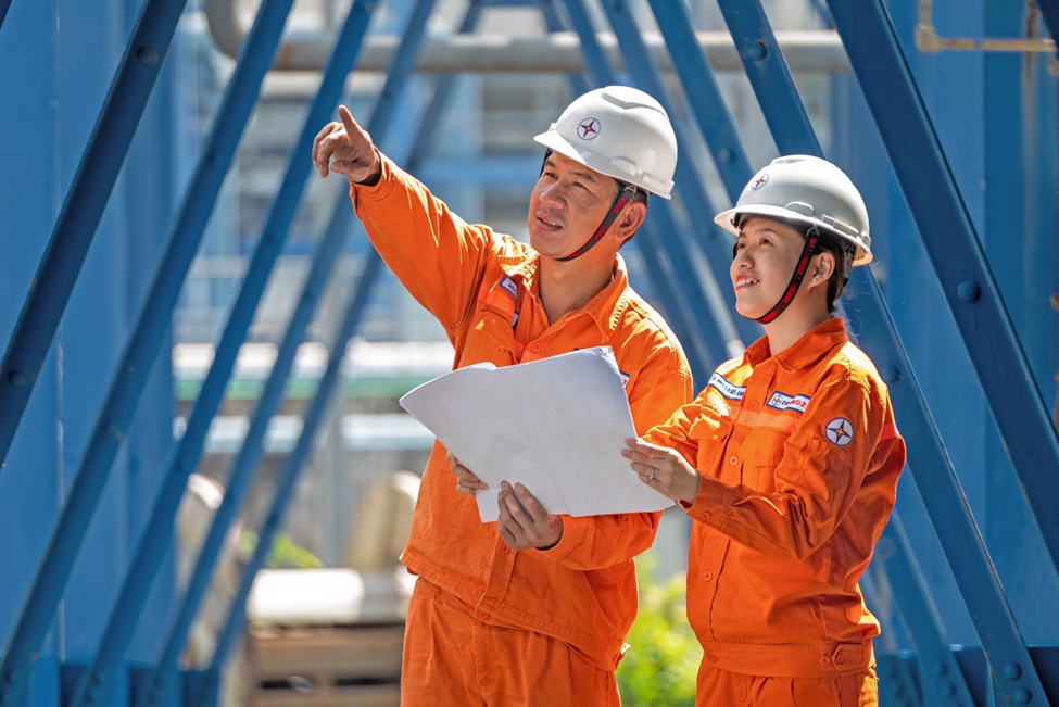 CBCNV Công ty hăng say lao động, lập thành tích chào mừng kỷ niệm 50 năm thành lập Công ty. Ảnh: Hoàng Mến